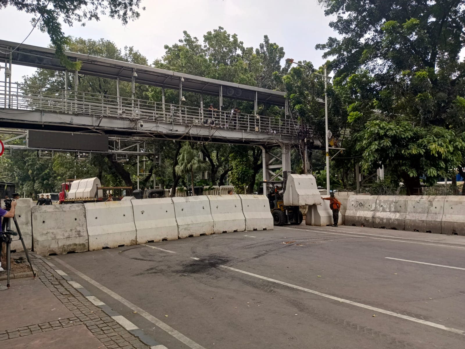 Pagar beton dipasang di sekitar kawasan Patung Kuda, Jakarta Pusat, Jumat (21/2/2025). (Fakta.com/Hendri Agung)