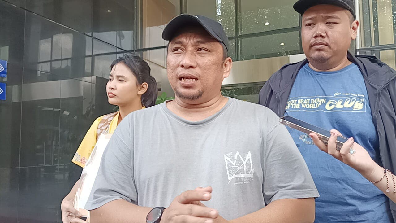 Koalisi Masyarakat Sipil Antikorupsi melaporkan dugaan korupsi retret kepala daerah ke KPK, Jumat (28/2/2025). (Fakta.com/Dhia Oktoriza)