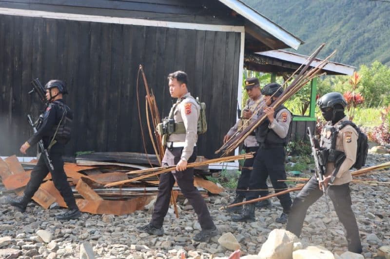 Personel TNI-Polri saat melaksanakan patroli dan menyita senjata tajam berupa anak panah dan busur guna menghindari kembali terjadinya pertikaian antar pendukung terkait sengketa pilkada. (ANTARA/HO/Dok Polres Puncak Jaya)
