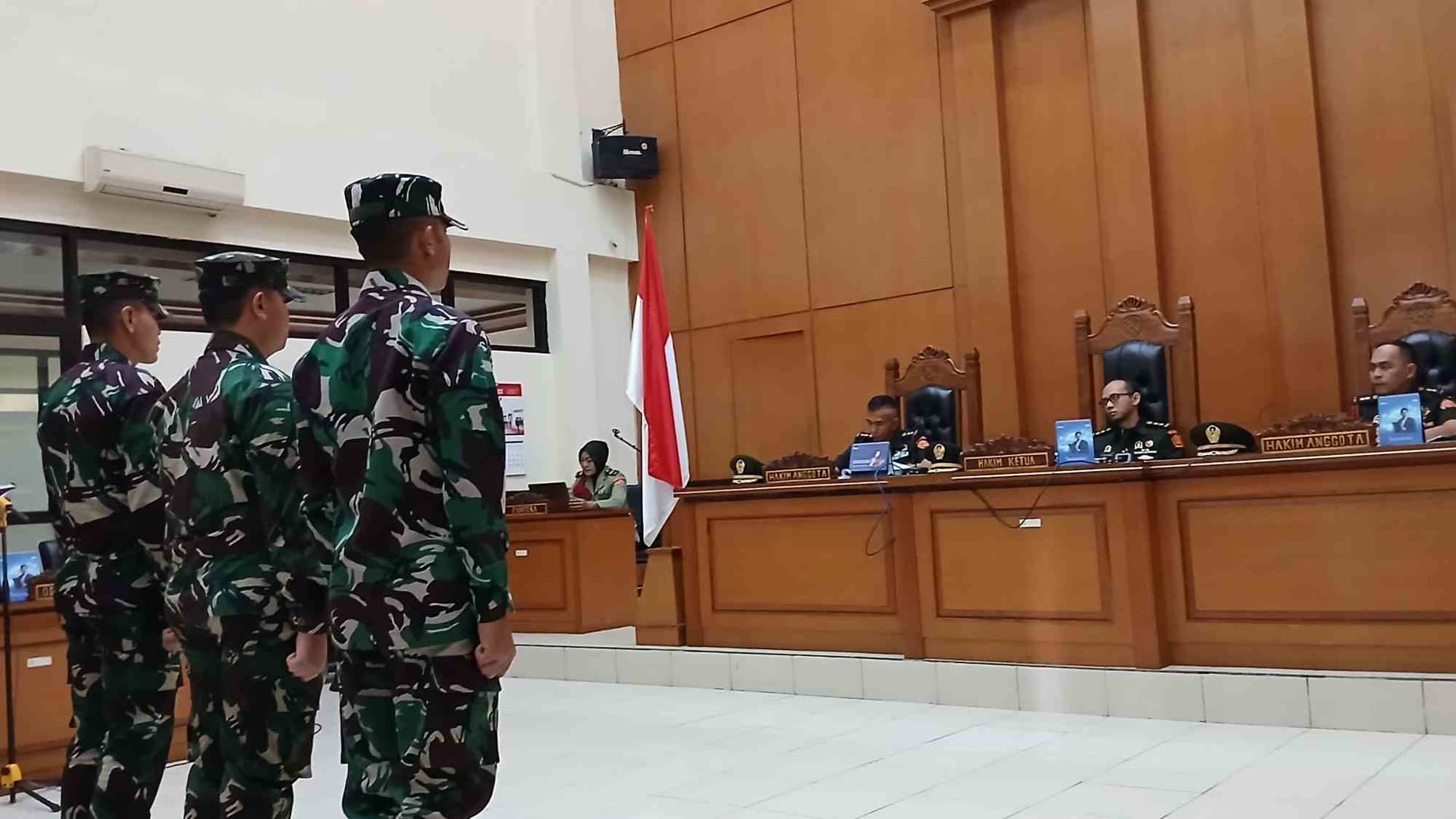 Tiga oknum TNI AL terdakwa kasus penembakan bos rental Tangerang disidang militer di Jakarta, Senin (10/3/2025). (Fakta.com/Dewi Yugi Arti) 