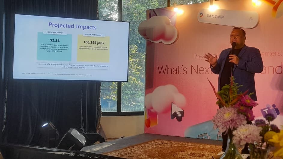 Presdir Microsoft Indonesia Dharma Simorangkir sempat menyebut peluncuran datacenter di Indonesia ini akan membuka 106.295 pekerjaan baru. (Fakta.com/A. H. Muzayyin)