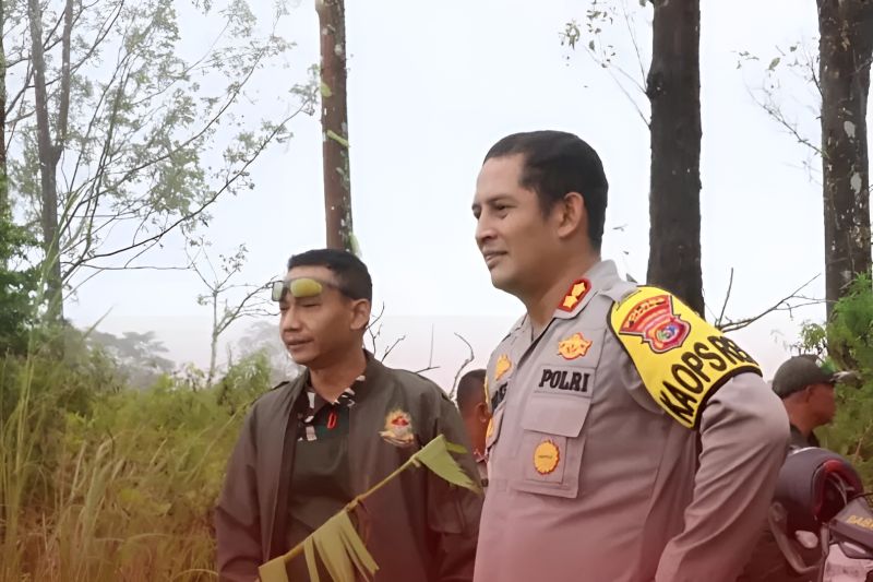 Eks Kapolres Ngada AKBP Fajar Widyadharma Lukman Sumaatmaja (kanan). (ANTARA/HO/Instagram-@mediapolresngada) 