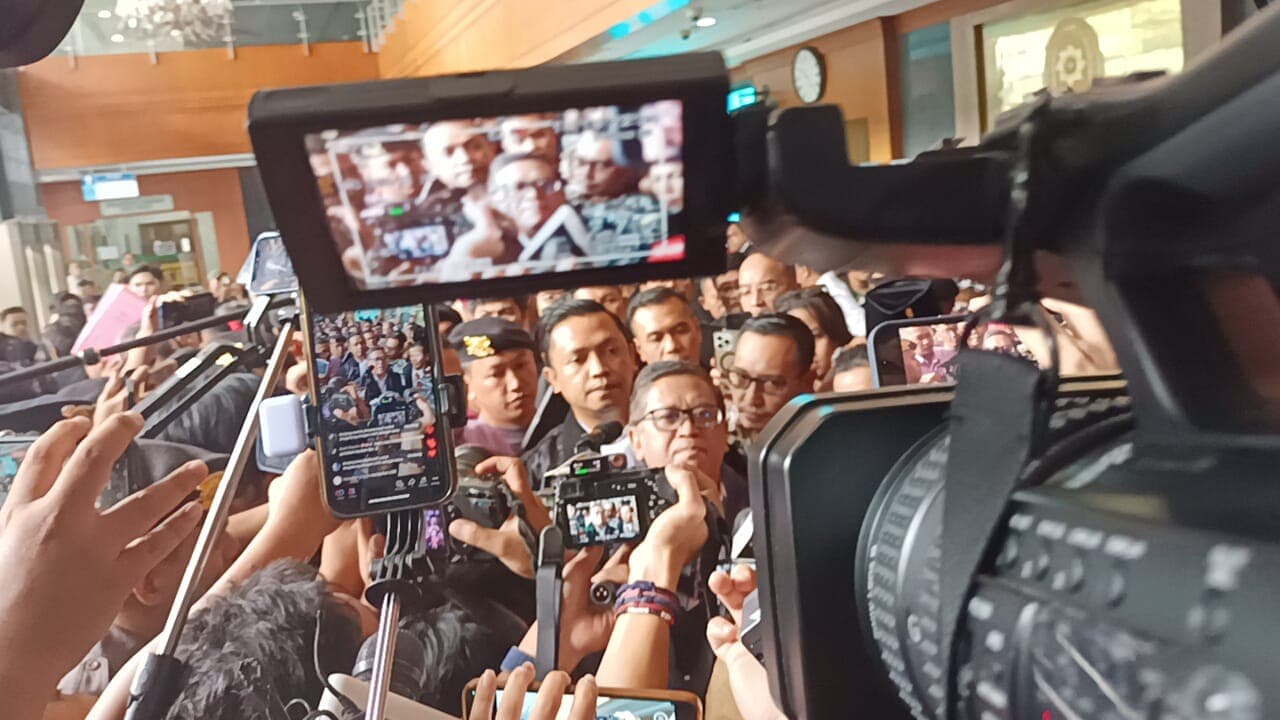 Terdakwa Hasto Kristiyanto usai menjalani sidang di Pengadilan Tipikor Jakarta, Jumat (14/3/2025). (Fakta.com/Dhia Oktoriza)