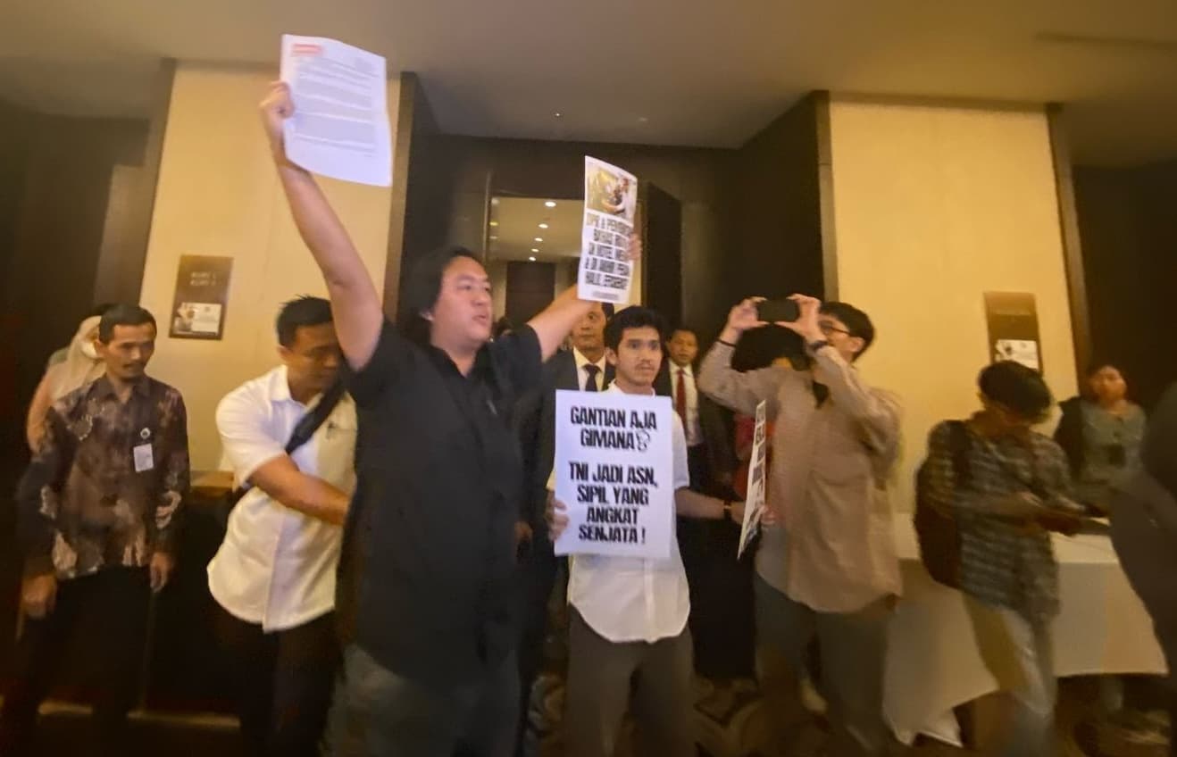 Aktivis Koalisi Masyarakat Sipil untuk Reformasi Sektor Keamanan, Andrie Yunus dan Javier Maramba Pandin menggeruduk rapat RUU TNI di Hotel Fairmont, Jakarta, Sabtu (15/3/2025). (Dok. Istimewa)