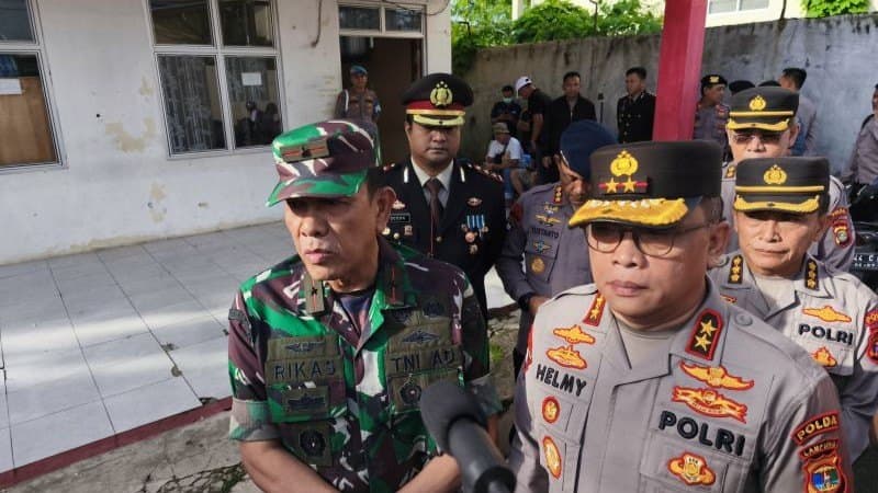 Kapolda Lampung Irjen Pol Helmy Santika bersama Danrem 043/Garuda Hitam Brigjen TNI Rikas Hidayatullah di RS Bhayangkara, Bandarlampung, Lampung, Selasa (18/3/2025). (ANTARA/Dian Hadiyatna)
