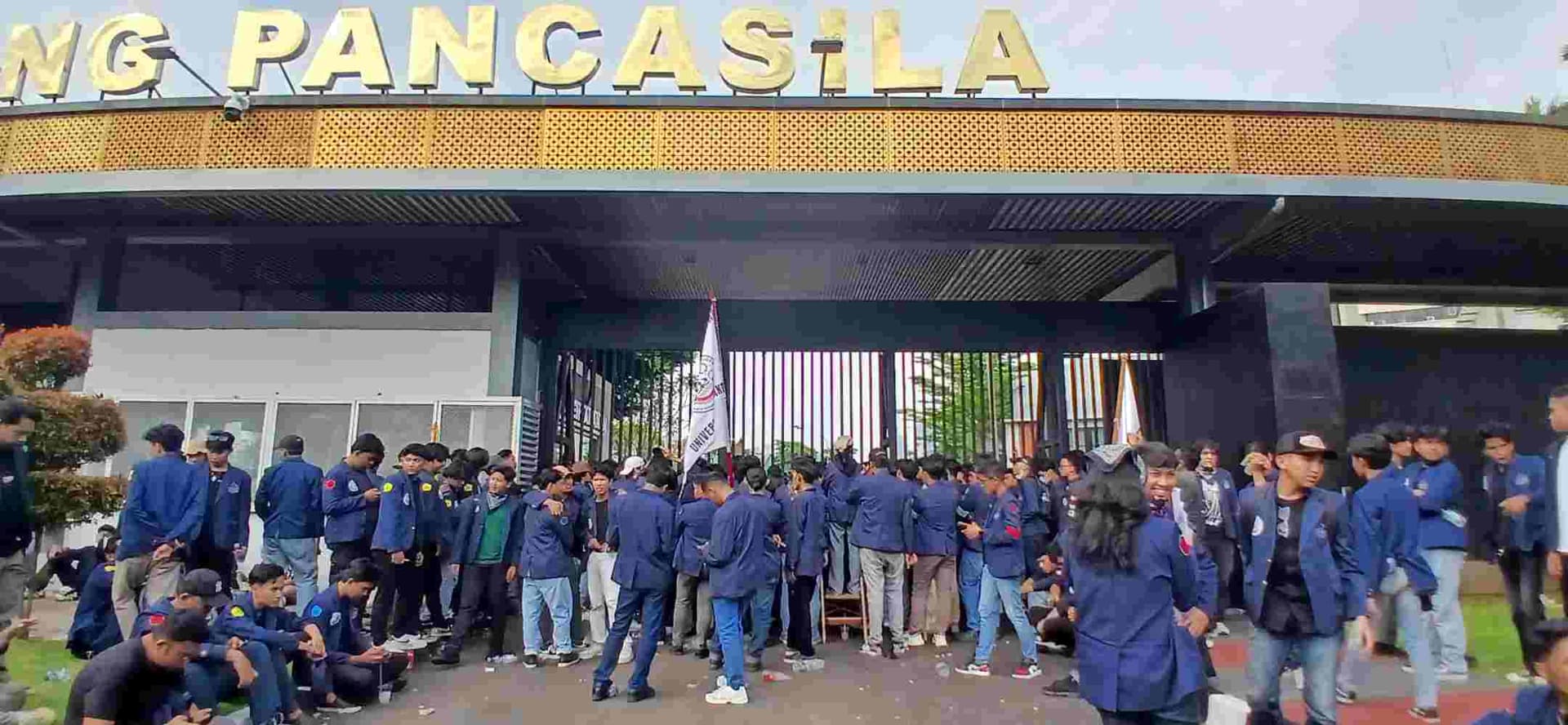 Demo mahasiswa Trisakti dan GMNI soal RUU TNI, di Gerbang Pancasila, DPR, Jakarta, Rabu (19/3/2025). (Fakta.com/Dewi Yugi Arti)