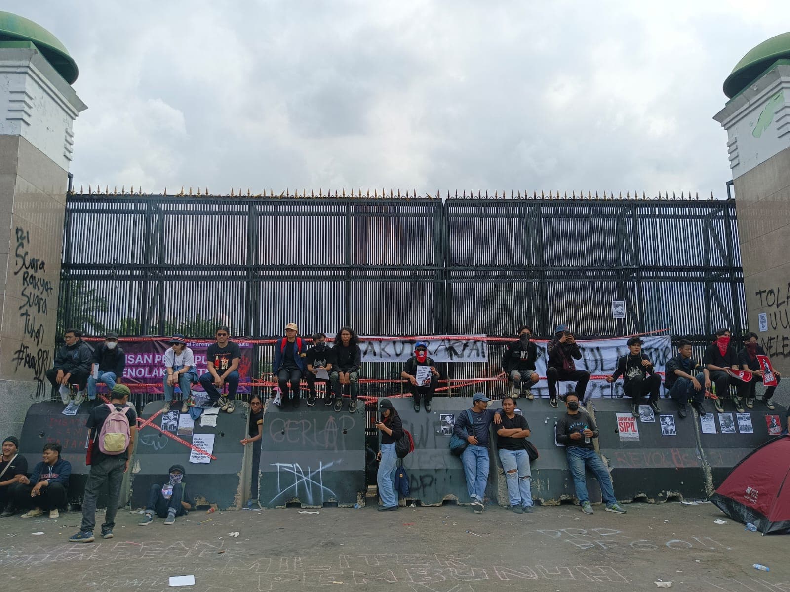 Demo menolak RUU TNI di DPR RI, Jakarta, Kamis (20/3/2025). (Fakta.com/Hendri Agung)