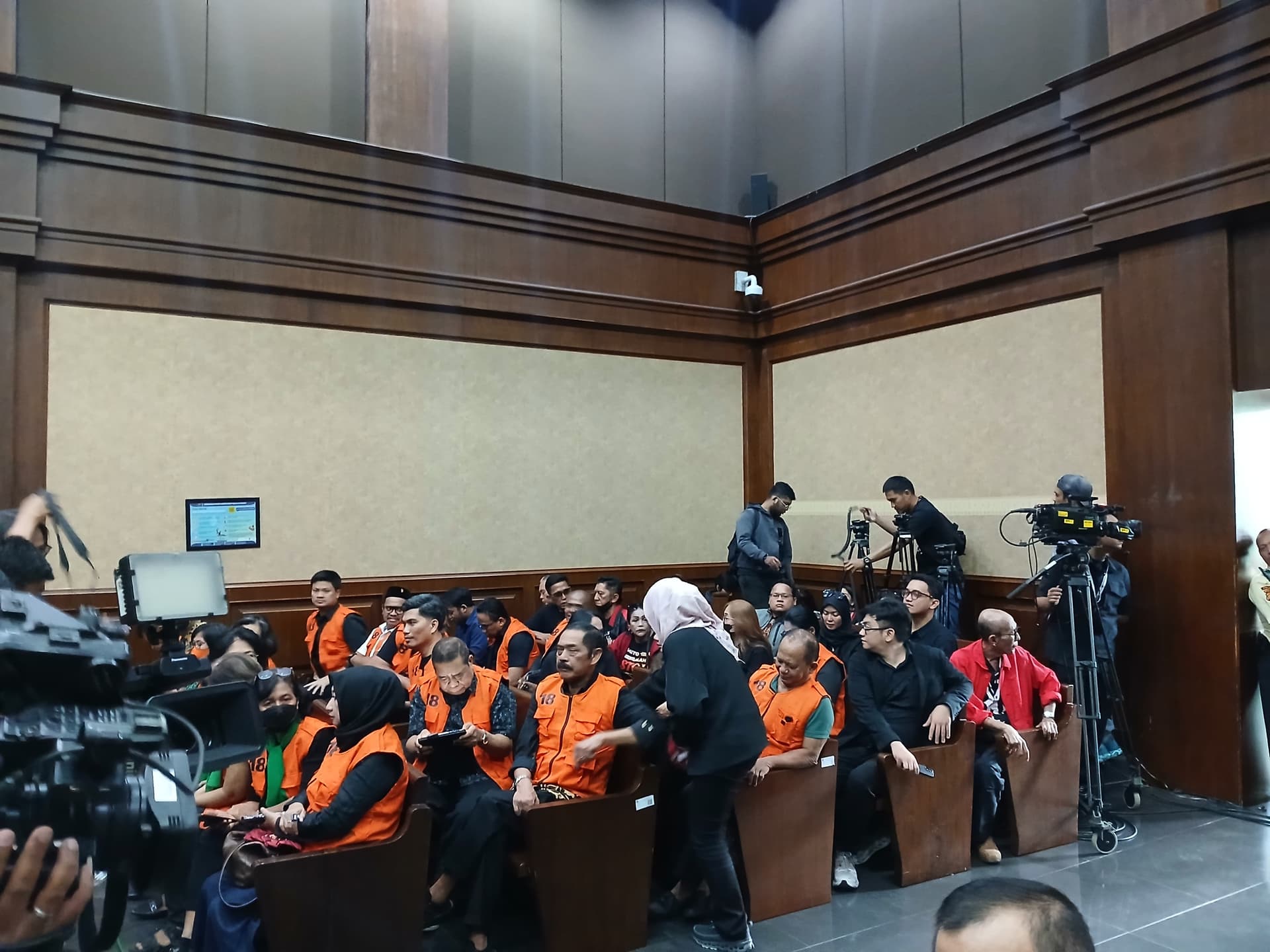 Simpatisan Hasto Kristiyanto mengenakan rompi oranye di ruang sidang Pengadilan Tipikor, Jakarta, Jumat (21/3/2025). (Fakta.com/Dhia Oktoriza)