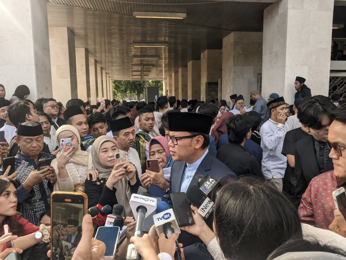 Wakil Menteri Dalam Negeri (Wamendagri), Bima Arya Sugiarto usai salat Id di Masjid Istiqlal, Jakarta, Senin (31/3/2025). (Fakta.com/Ghazy Rabbani)