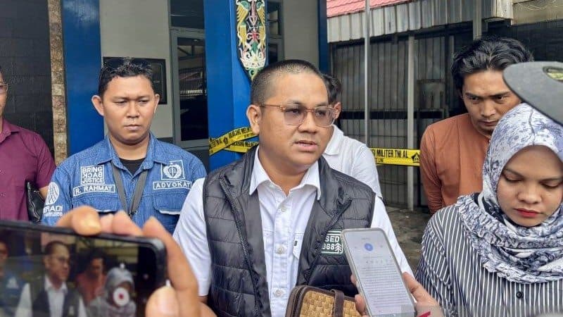 Muhamad Pazri (tengah) mendorong tes DNA terhadap cairan yang ditemukan pada rahim korban. (ANTARA/Tumpal Andani Aritonang) 