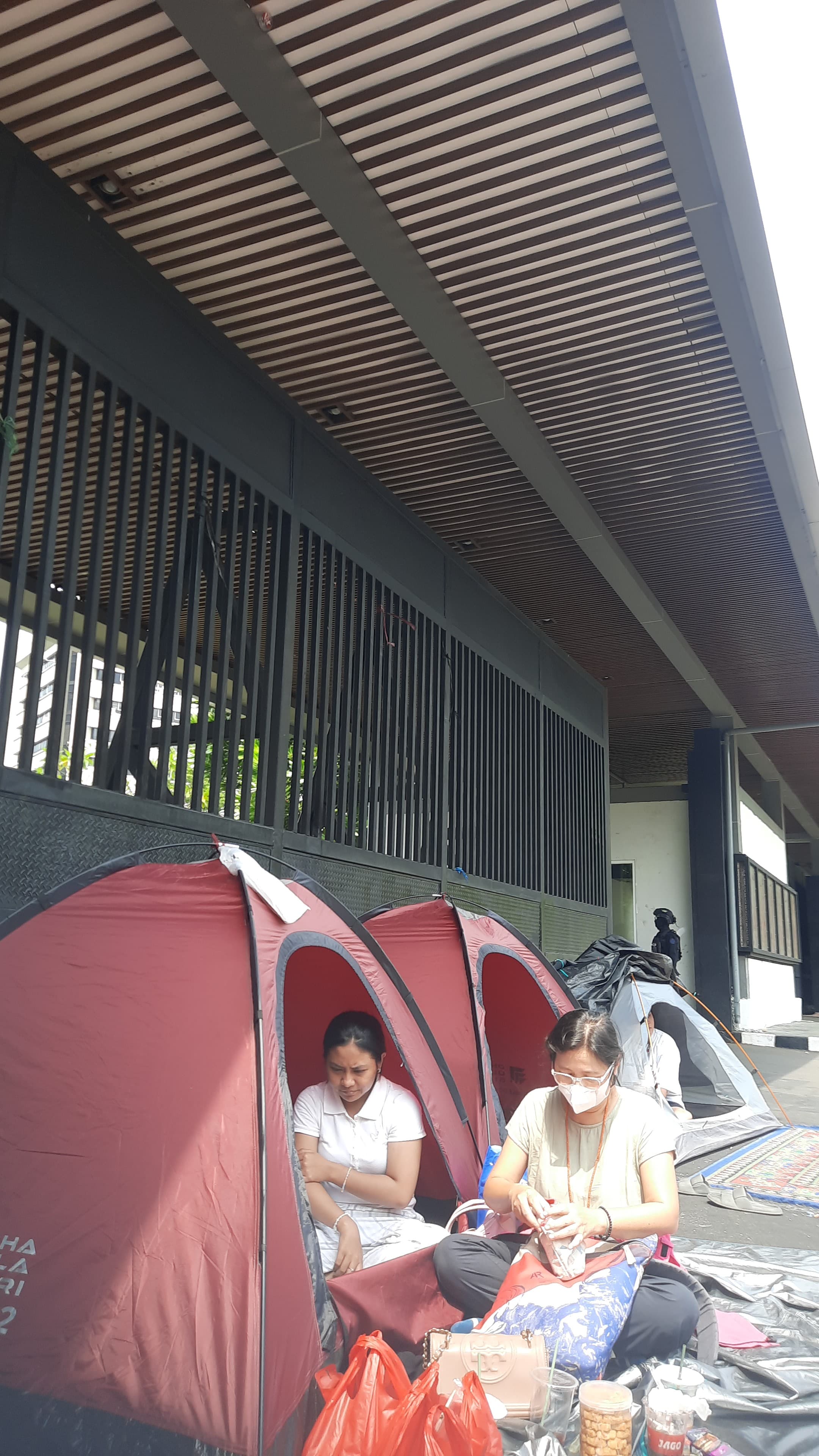 Sejumlah kelompok masyarakat sipil mendirikan tenda di depan gerbang DPR RI, Jakarta, untuk menolak UU TNI dan RUU Polri, Selasa (8/4/2025). (Fakta.com/Dewi Yugi Arti)