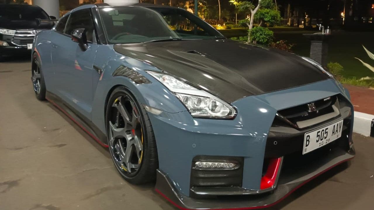 Mobil Nissan GT-R, salah satu barang bukti kasus suap PN Jaksel, Kejagung, Jakarta, Sabtu (12/4/2025) malam. (Fakta.com/Hendri Agung)