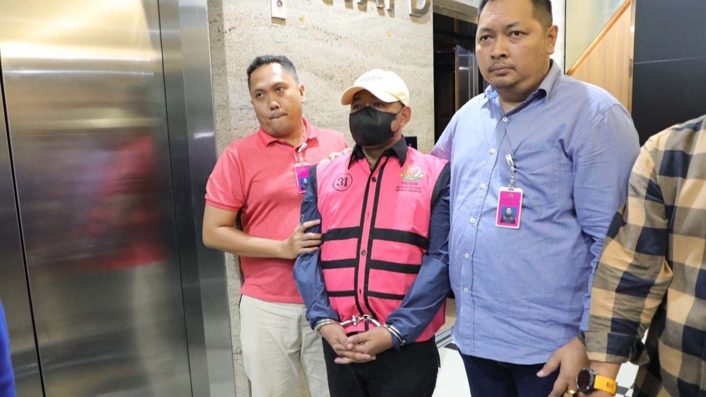 Hakim Ali Muhtarom ditetapkan sebagai tersangka suap, Minggu (13/4/2025). (dok. Ist) 