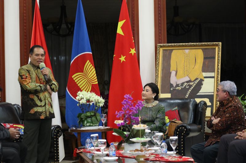 Duta Besar RI untuk China dan Mongolia, Djauhari Oratmangun, dalam sebuah acara di KBRI Beijing, Minggu (13/4/2025). (ANTARA/Desca Lidya Natalia)