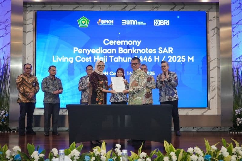 Penandatanganan berita acara serah terima banknotes SAR di Kantor Pusat BRI, Jakarta, Senin (14/4/2025). (ANTARA/HO-BRI)