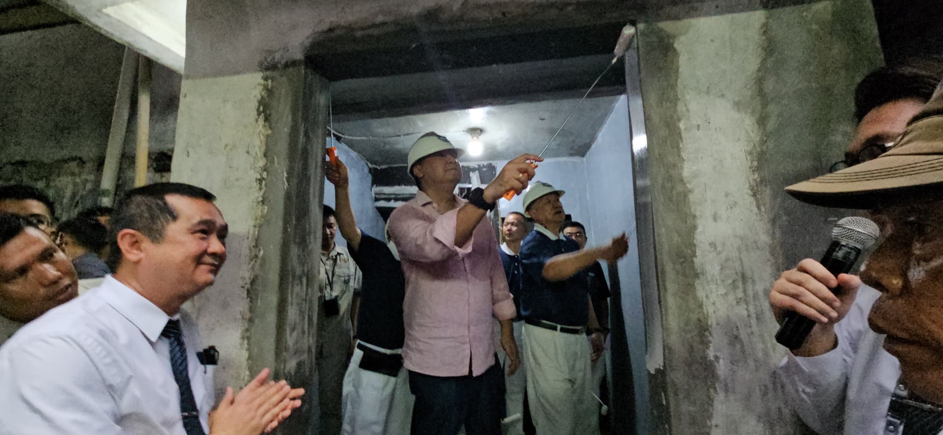 Menteri PKP, Maruarar Sirait dan Wakil Ketua Yayasan Buddha Tzu Chi, Aguan dalam Program Bebenah Kampung di Johar Baru, Jakarta Pusat, Selasa (15/4/2025). (Dok. Kementerian PKP)