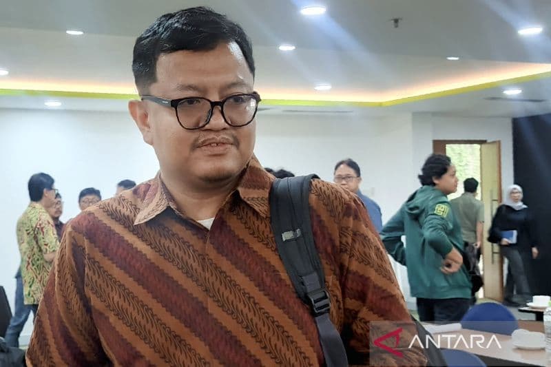 Direktur Ekonomi Digital, Center of Economics and Law Studies (Celios) Nailul Huda usai menghadiri diskusi forum wartawan industri di Jakarta, Kamis (17/4/2025). (ANTARA/Muzdaffar Fauzan)
