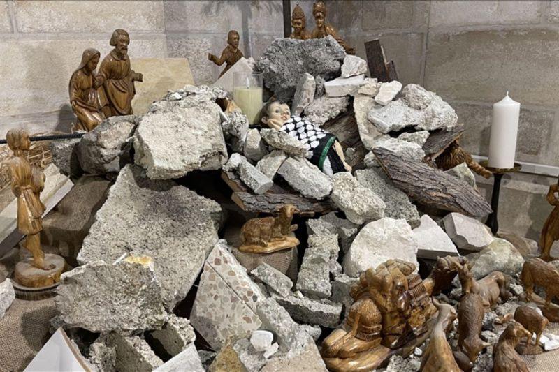 Tumpukan puing membentuk pohon Natal di sebuah gereja di Betlehem, Palestina, Selasa (5/12/2023). (Antara/Anadolu)