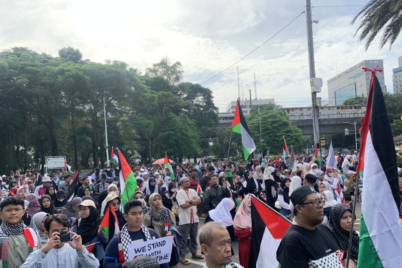 Ratusan orang mengikuti aksi Bela Palestina di depan Kedutaan Besar Amerika Serikat untuk Indonesia, Jakarta, Minggu (20/4/2025). ANTARA/Mario Sofia Nasution