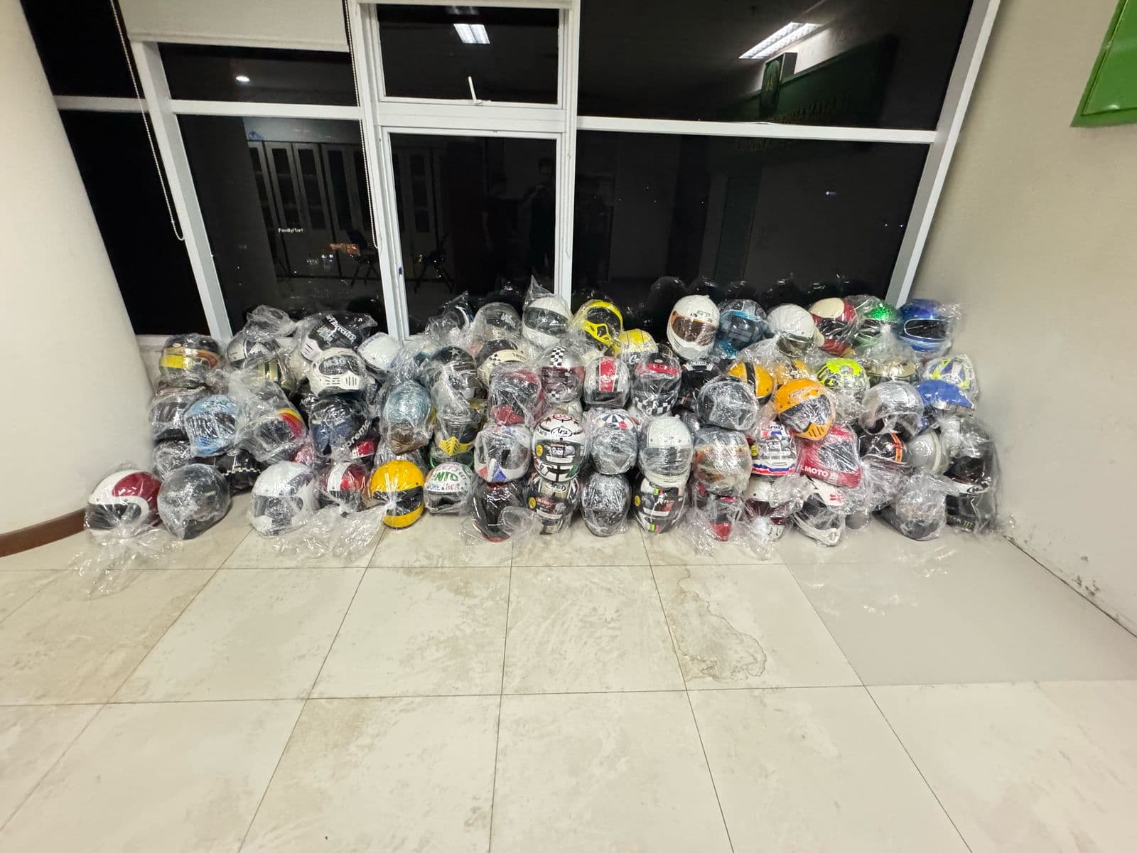 Kejagung menyita 130 unit helm dari rumah Aryanto di Jalan Mendut, Menteng, Jakarta Pusat. (Foto: Dok. Kejagung)