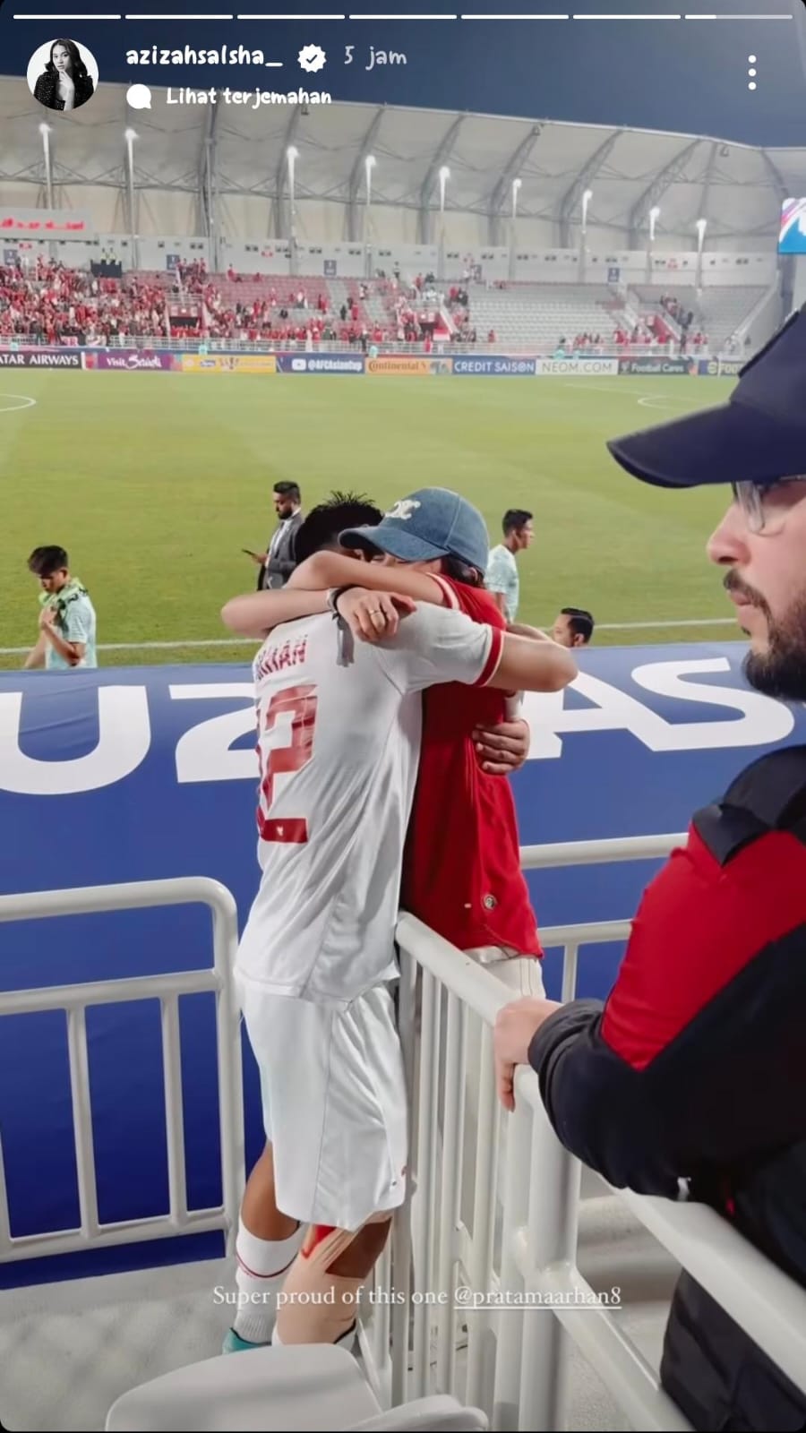 Momen uwu Pratama Arhan memeluk istrinya, Azizah Salsha. (Tangkap layar akun Instagram @azizahsalsha_)