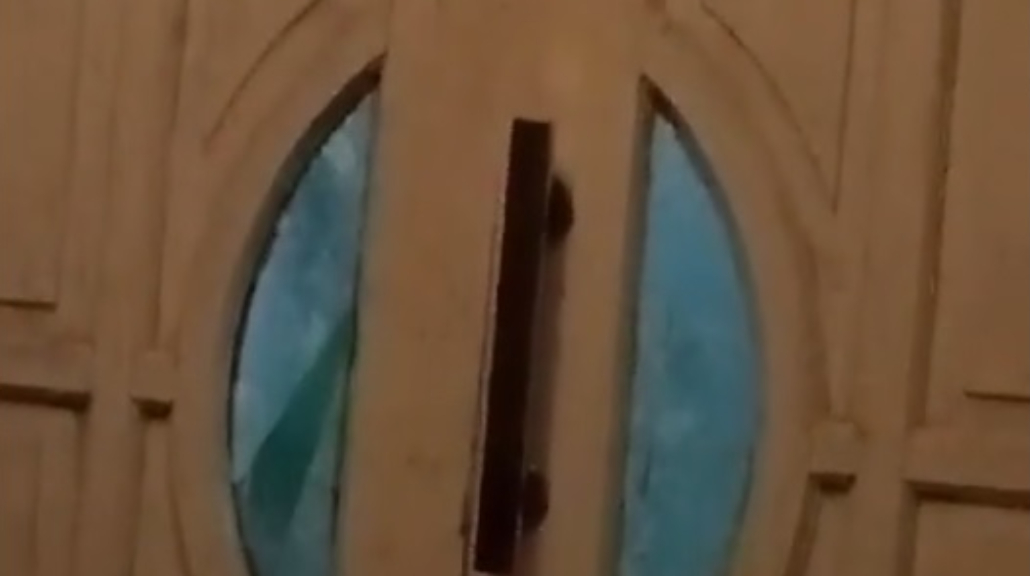 Bayangan hitam yang diduga kuyang, terlihat dari kaca pintu. (Tangkap layar akun TikTok @themonkdoank dan akun X @convomfs)