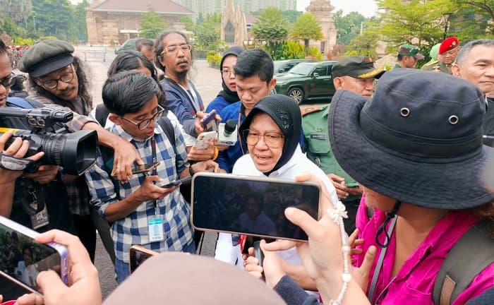 Mantan Mensos Tri Rismaharini dinyatakan kalah di Pilgub Jatim 2024 dari mantan Mensos lainnya, Khofifah Indar Parawansa. (Fakta.com/Riezky Maulana)