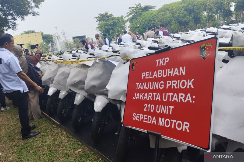 Barang bukti dalam kasus fidusia dan/atau penggelapan dan/atau penadahan kendaraan bermotor jaringan internasional. (Foto: ANTARA/Nadia Putri Rahmani)