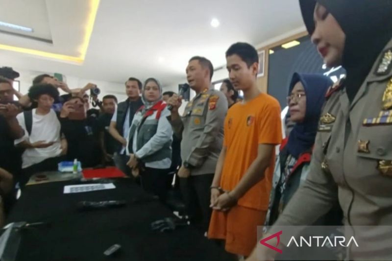 Tersangka Armor Toreador Gustifante saat konferensi pers di Mapolres Bogor, Cibinong, Kabupaten Bogor, Jawa Barat, Rabu (14/8/2024). (ANTARA/M Fikri Setiawan)