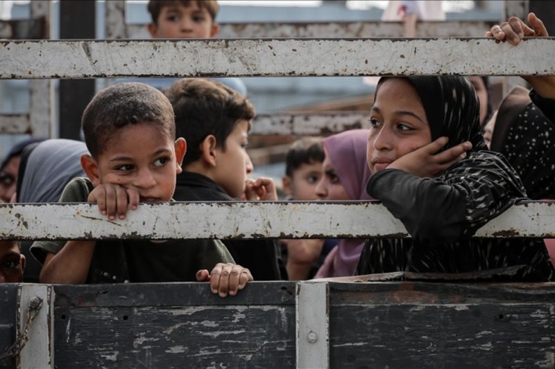 Anak-anak duduk di belakang truk saat warga Palestina meninggalkan Gaza tengah dan selatan menuju utara pada 10 November 2023. (ANTARA/Anadolu).