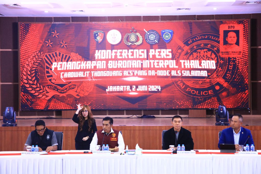 Bareskrim menggelar konferensi pers terkait penangkapan Thonduong Chaowalit di Mabes Polri, Jakarta, Minggu (2/6/2024). Dok. Divisi Humas Polri.