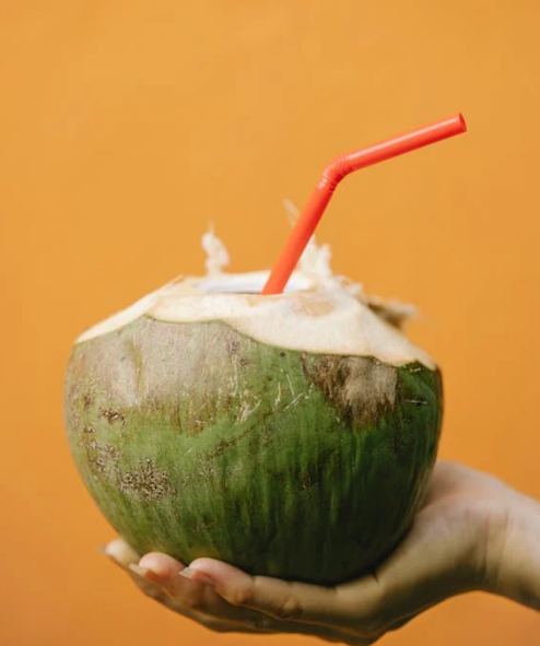 Air kelapa juga bagus untuk dijadikan minuman buka puasa. (Dokumen Pexels)