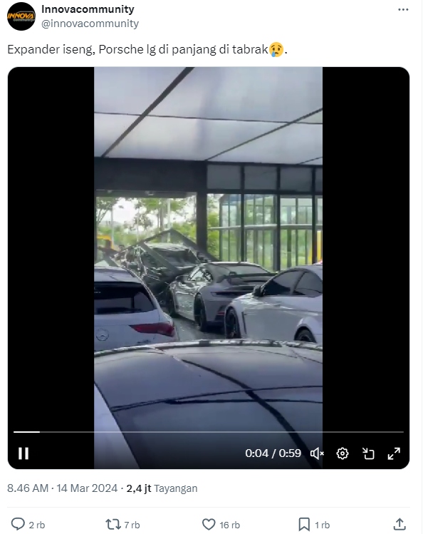 Xpander "adu banteng" dengan Porsche. (Tangkap layar akun X @innovacommunity)