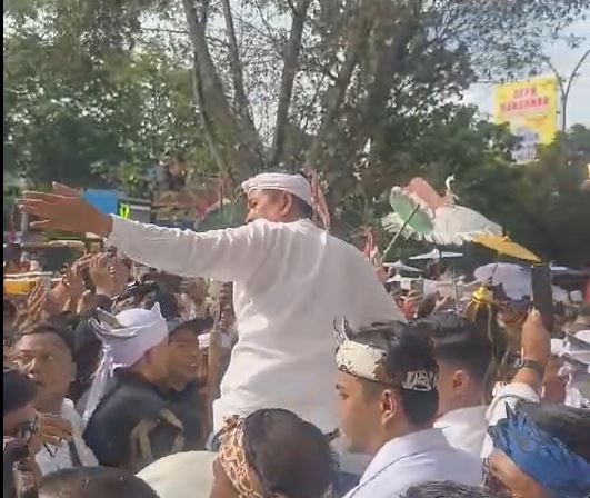 Bakal calon gubernur Jabar Dedi Mulyadi menyapa pendukungnya sambil menunggangi kuda putih, Selasa (27/8/2024). (Foto: Istimewa)