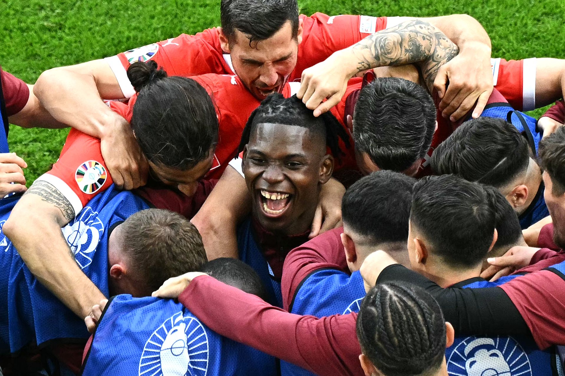 Breel Embolo melakukan selebrasi usai mencetak gol ketiga untuk Swiss ke gawang Hungaria&nbsp;di Stadion RheinEnergie, Koln, Sabtu (15/6/2024). 