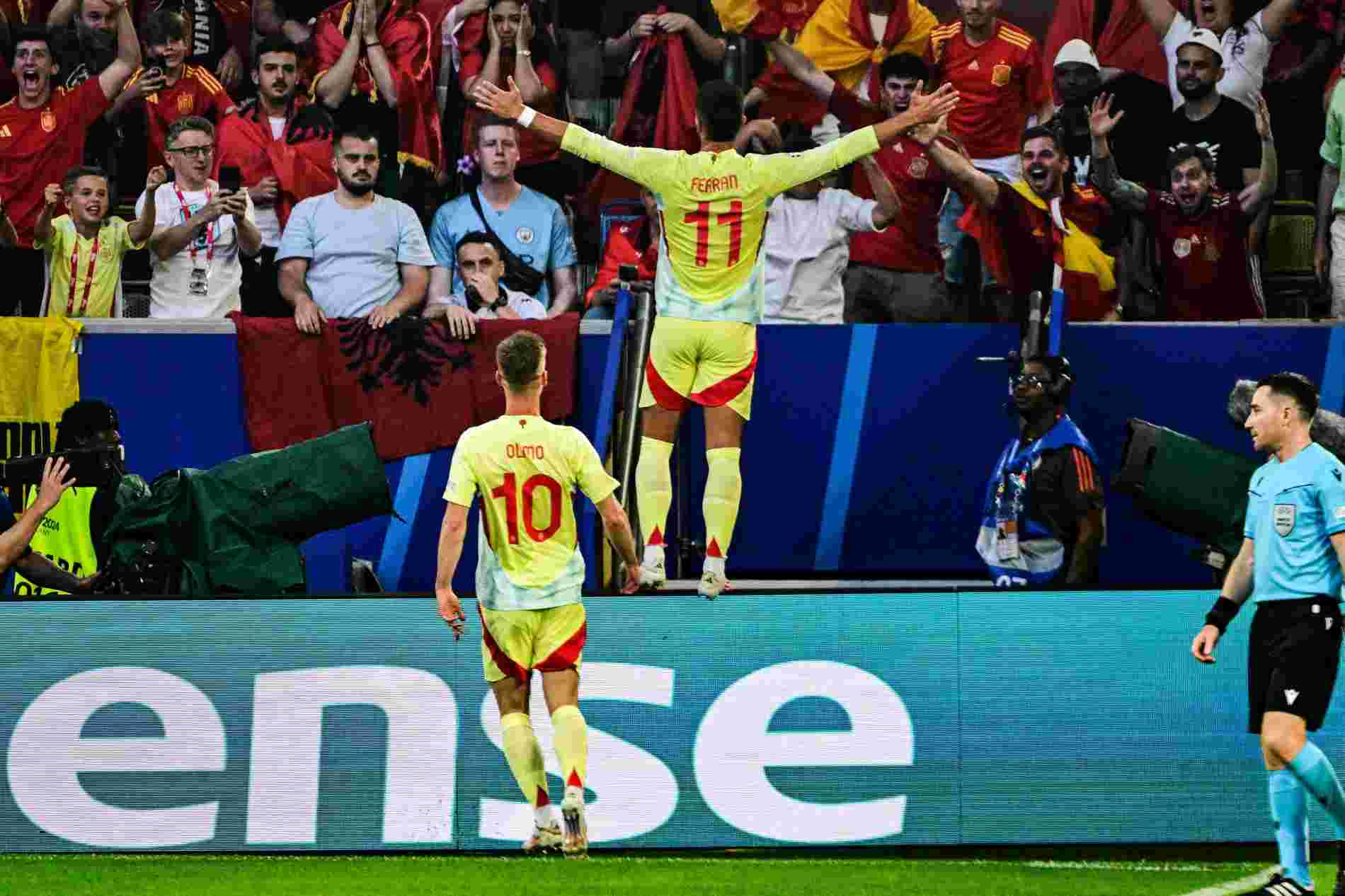 Ferran Torres dan Dani Olmo melakukan selebrasi usai mencetak gol satu-satunya Spanyol ke gawang Albania. Foto: X.com/@SEFutbol