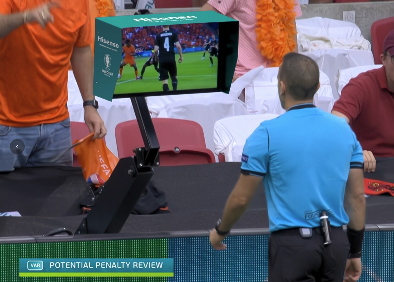 Wasit meninjau layar video dalam sistem VAR yang teknologinya berasal dari Hisense, perusahaan teknologi China. Foto: Hisense.com