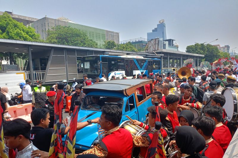 Pramono Anung-Rano Karno tiba di Kantor KPU DKI Jakarta dengan menaiki oplet. (Foto: ANTARA/Siti Nurhaliza