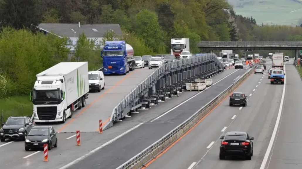 Jembatan Astra memungkinan kendaraan melintas di atasnya sementara para pekerja memperbaiki jalan di bawahnya. (Sumber: Oddity Central)