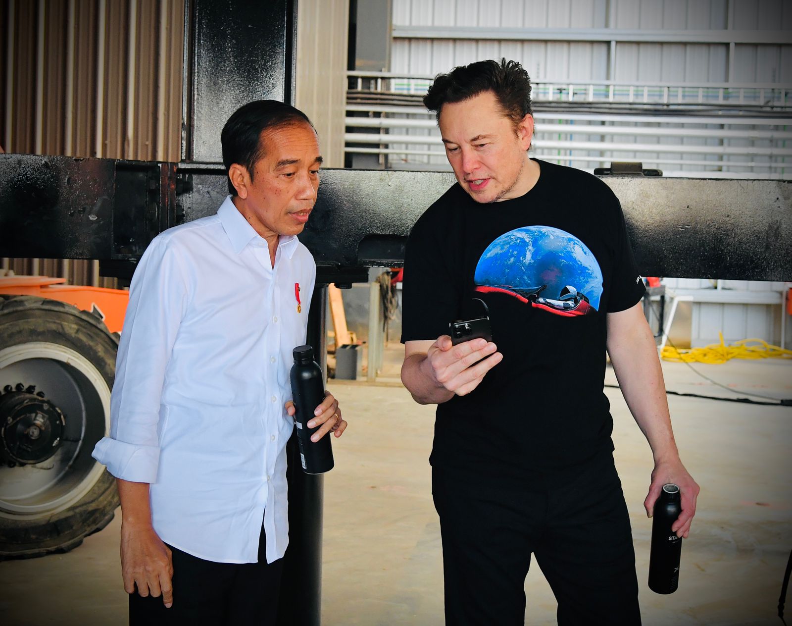 Presiden Jokowi Bersama pemilik X.com, Elon Musk, di pabrik roket Space X, Boca Chica, Amerika Serikat, Sabtu (14/5/2022). Foto: BPMI Setpres/Laily Rachev