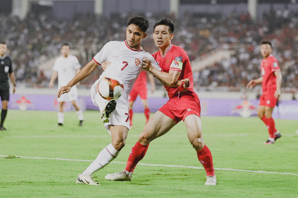 Marselino Ferdinand berduel dengan pemain Vietnam di laga Kualifikasi Piala Dunia Zona Asia Grup F di Stadion My Dinh, Hanoi, Selasa (26/3/2024). Dok. PSSI