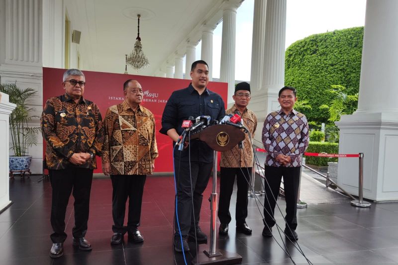 Menteri Pemuda dan Olahraga (Menpora) Dito Ariotedjo memberikan keterangan pers di Istana Kepresidenan, Jakarta, Kamis (13/6/2024). ANTARA/Mentari Dwi Gayati