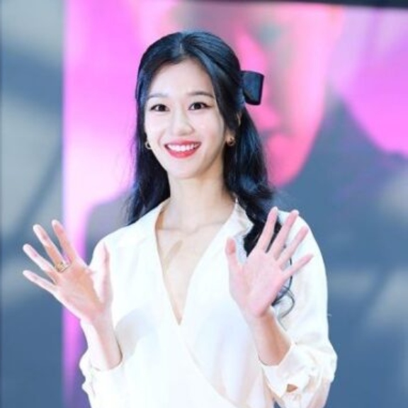 Penampilan perdana Seo Ye Ji setelah hiatus 2 tahun. (foto: Koreaboo)