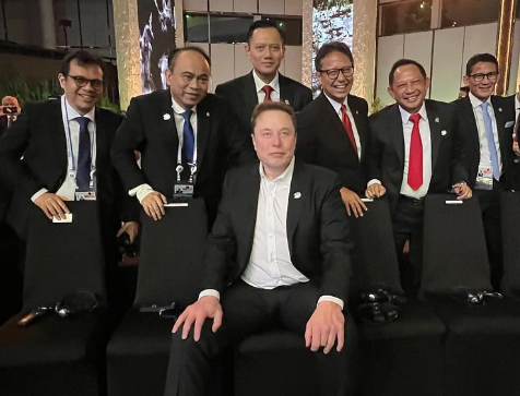 Sejumlah menteri Indonesia berfoto di belakang Elon Musk, pemilik media sosial X, dalam acara World Water Forum di Bali, 19 Mei 2024. Foto: Instagram/@agusyudhoyono