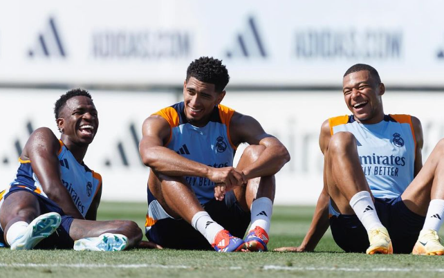 Vinicius Jr. bersama Jude Bellingham dan Kylian Mbappe bersantai di sela berlatih bersama skuad Real Madrid. Foto: Instagram/vinijr