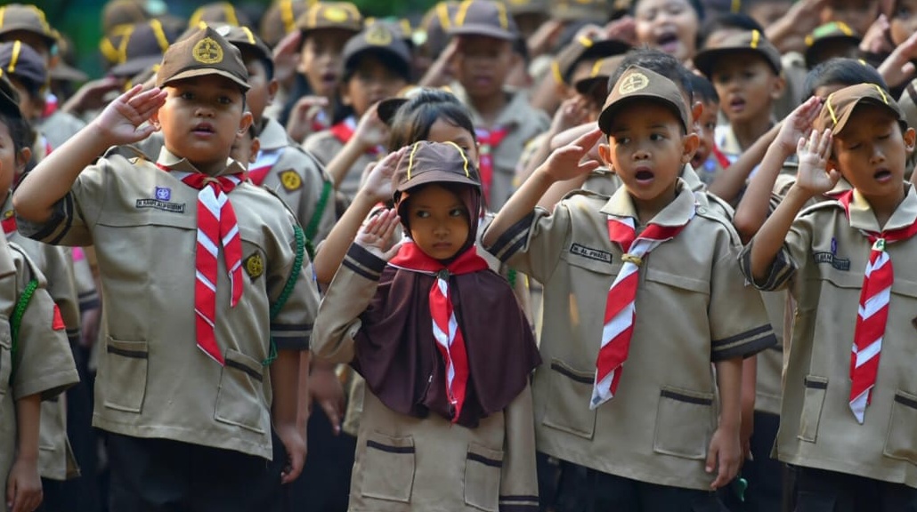 Para siswa sedang mengikuti kegiatan Pramuka. (Dokumen Kemdikbudristek)