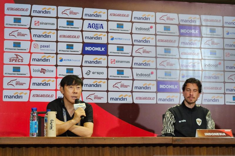 Shin Tae-yong (kiri) dan Tom Haye (kanan) dalam konferensi pers pasca laga Indonesia vs Filipina dalam Kualifikasi Piala Dunia 2026 zona Asia, di SUGBK, Jakarta, Selasa (11/6/2024). (ANTARA/RAUF ADIPATI)