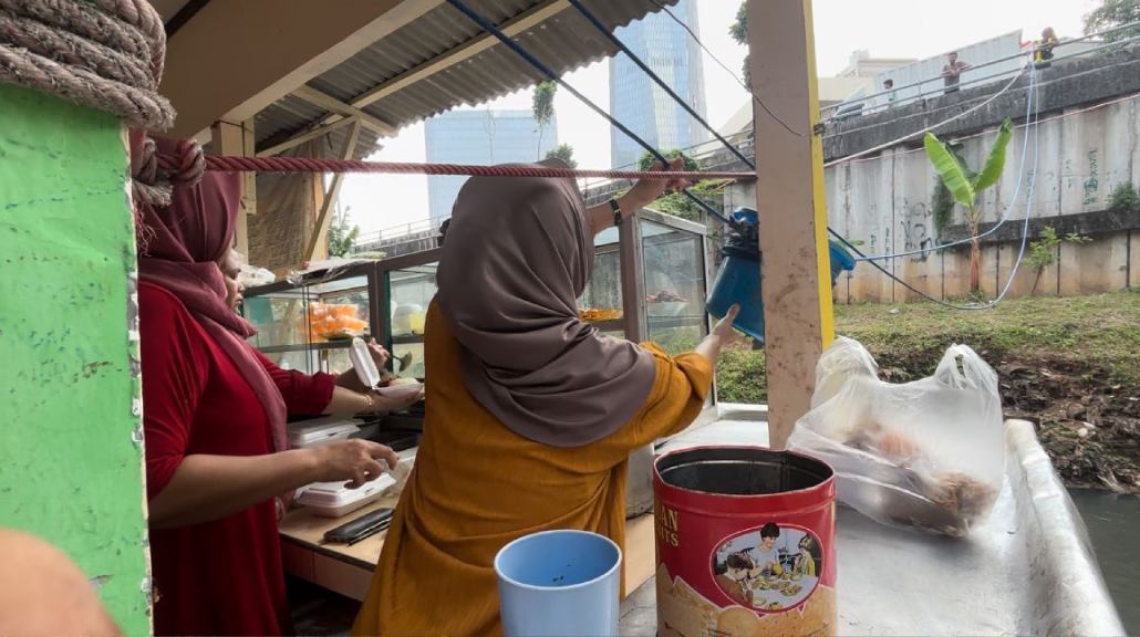 Pelanggan harus menyebutkan pesanan dengan suara yang keras karena jaraknya jauh. (Dokumen: Fakta.com/Dwi Arief)