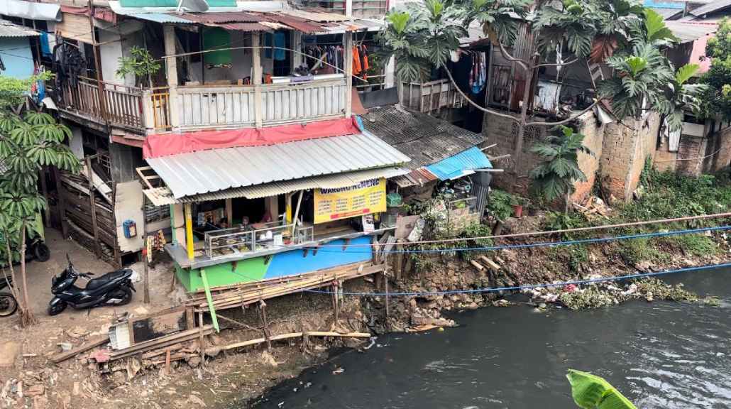 Penampakan warung kerek di tepi Kali Mampang. (Dokumen: Fakta.com/Dwi Arief)