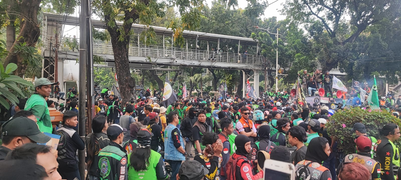 Driver ojol demo di kawasan Patung Kuda menuntut pemerintah merevisi aturan tarif. (Foto: Beriandi Pancar/fakta.com)